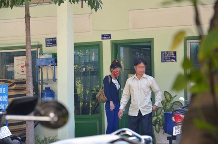 Mẹ bé trai bị bỏ rơi trên taxi đến xin nhận lại con Vân cùng người cậu đến UBND phường 1, quận 8 làm thủ tục xin nhận lại con. Ảnh: Dân Trí.