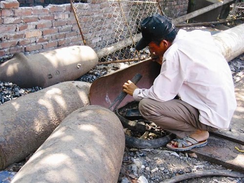 Làng nấu... bom Đục bom ghỉ để lấy thuốc