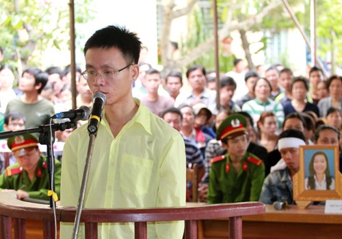 Tử hình gã nhân tình tàn độc Tuấn đứng trước vành móng ngựa trong trạng thái mệt mỏi. Ảnh: VnExpress