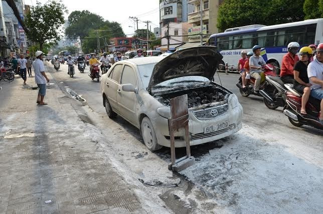 Ô tô đang chạy bỗng cháy ngùn ngụt Hiện trường vụ việc