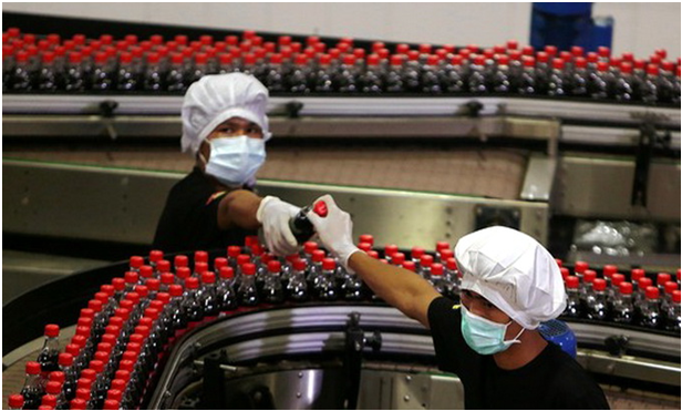 Nước ngọt có gas không phải tương lai thế giới Nước giải khát có gas đang chiếm 75% doanh số toàn cầu của hãng Coca-Cola - Ảnh: Bloomberg News