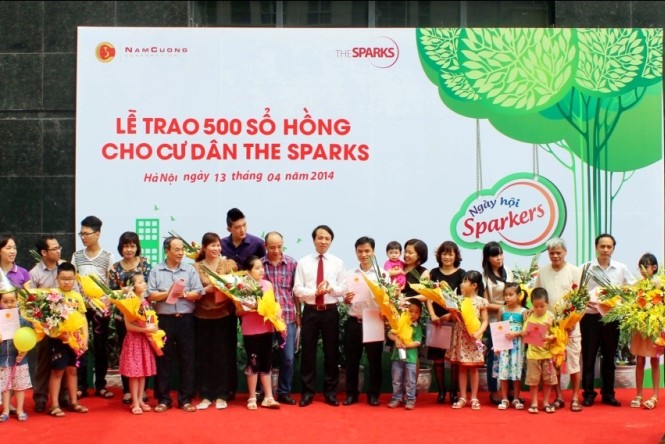 Trao 500 'sổ hồng' cho cư dân The Sparks Trao 500 'sổ hồng' cho cư dân The Sparks