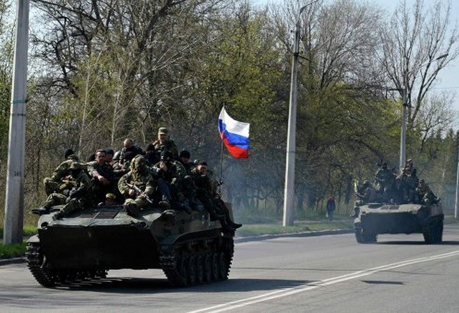 Ukraine mất khả năng kiểm soát miền Đông Xe bọc thép của Ukraine theo phe ủng hộ Nga. (Nguồn: Reuters)
