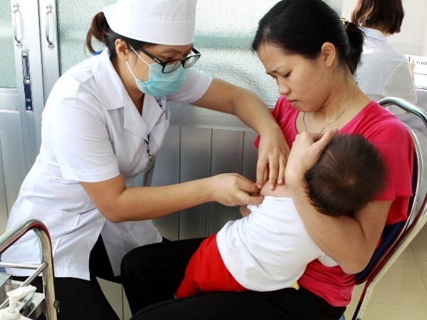 Từ 20/4, Hà Nội tiêm miễn phí vắcxin sởi cho trẻ nhỏ Nhân viên y tế tiêm phòng cho trẻ tại Hà Nội. (Ảnh: TTXVN)