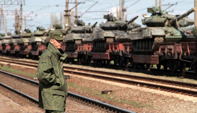 Nga dọa sẽ hành động ở Ukraine giống Nam Ossetia Lính Nga giám sát việc đưa xe tăng của Ukraine rời khỏi Crimea. Với việc đổi mới, quân đội Nga đã có bộ mặt khác ở Crimea - Ảnh: Reuters