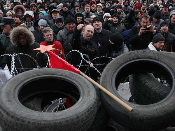 Đài truyền hình Donetsk bị lực lượng ly khai chiếm giữ Người biểu tình đòi trưng cầu dân ý liên bang hóa Ukraine tại thành phố Donetsk, miền Đông Ukraine