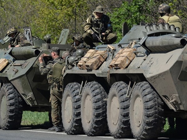 Ukraine đưa hàng trăm tăng, pháo tới miền Đông Ukraine đưa hàng trăm tăng, pháo tới miền Đông