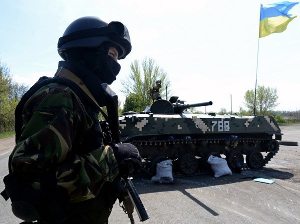 Ukraine yêu cầu quân đội 'trực chiến toàn diện' Binh sỹ Ukraine gác tại trạm kiểm soát cách thành phố Slavyansk khoảng 25km, ngày 27/4. (Nguồn: TTXVN)