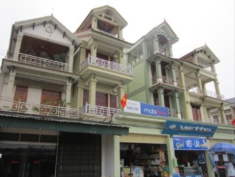 Cả xã giàu sụ nhờ buôn đồng nát xuyên quốc gia Choáng ngợp trước một trong số những dinh cơ trong làng.