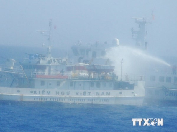 Bản tin 14H: Trung Quốc họp báo về biển Đông, bóp méo sự thật Tàu Trung Quốc vây hãm và phun nước vào tàu kiểm ngư Việt Nam. (Ảnh: Văn Sơn/TTXVN)