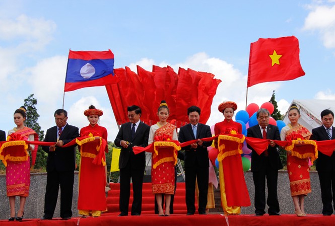 Khai trương Cửa khẩu Quốc tế La Lay Cắt băng khánh thành Cửa khẩu Quốc tế La Lay. Ảnh: H.Thành