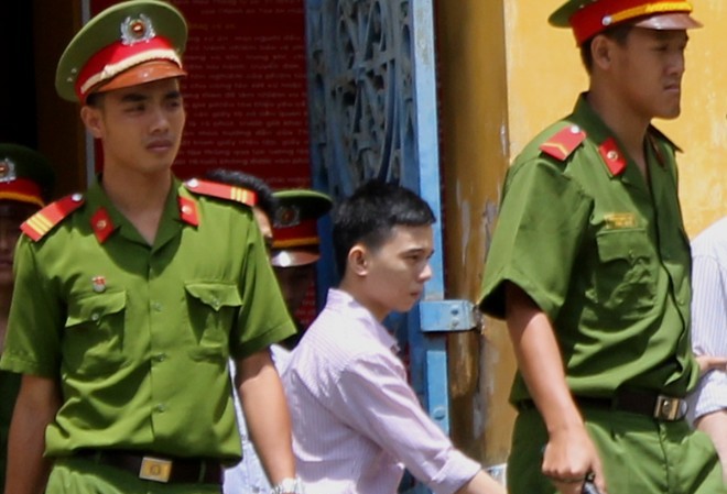 'Yêu' trong quán cà phê võng, bé gái 12 tuổi mang bầu Triều bị dẫn giải sau phiên tòa.