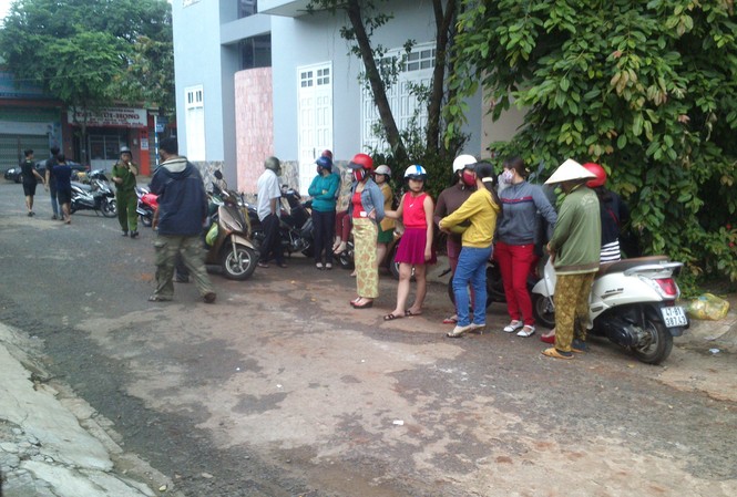 Phát hiện xác người đàn ông nằm ngửa đang phân hủy Người dân đến xem hiện trường