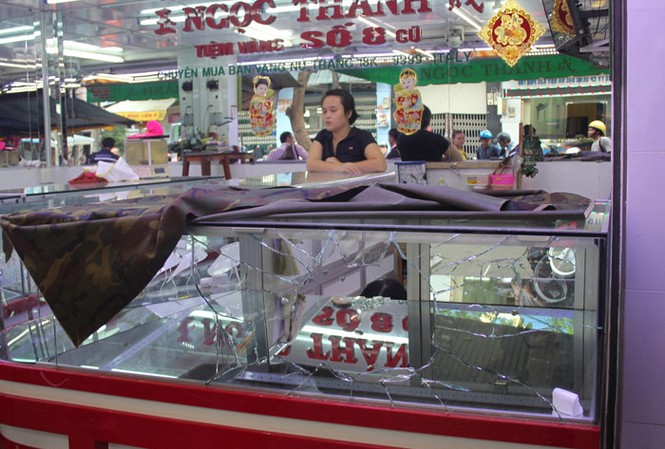 Cướp tiệm vàng táo tợn giữa ban ngày ở Sài Gòn Tủ kính trưng bày vàng bị đập bể