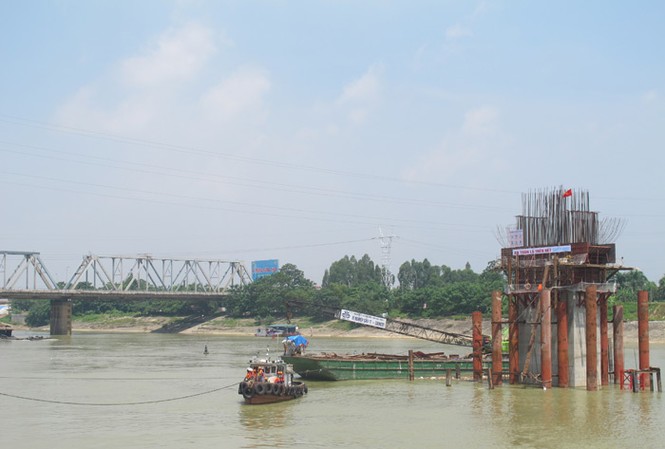 Giữa năm sau thông xe cầu Việt Trì mới Trụ cầu Việt Trì mới đã nhô cao khỏi mặt nước