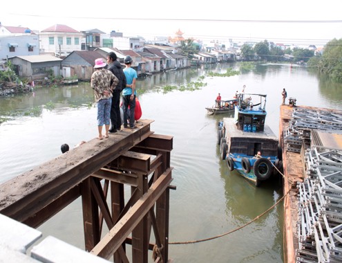Đi vào cầu đang tháo dỡ, đôi nam nữ rơi xuống sông Hiện trường vụ tai nạn. Ảnh: Tân An/VnExpress