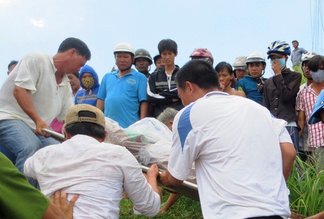 Xác nữ nhân viên tiệm tóc trôi sông sau 2 ngày mất tích Đưa nạn nhân lên bờ khám nghiệm tử thi. Ảnh: Zing.vn