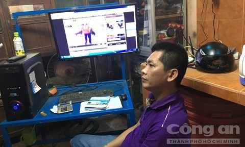 Lần đầu tiên bắt quả tang đá gà ăn tiền qua... internet Sang và các máy móc thiết bị tổ chức đá gà ăn tiền qua mạng- Ảnh: Huệ Trinh/CATP