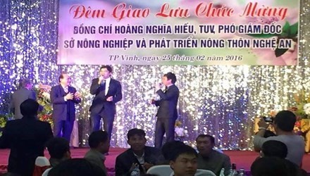 Bí thư Tỉnh ủy Nghệ An chỉ đạo xử lý nghiêm Ông Hoàng Nghĩa Hiếu (thứ hai từ bên phải sang) tại cuộc giao lưu chúc tụng ông vừa nhậm chức PGĐ sở. Ảnh Internet