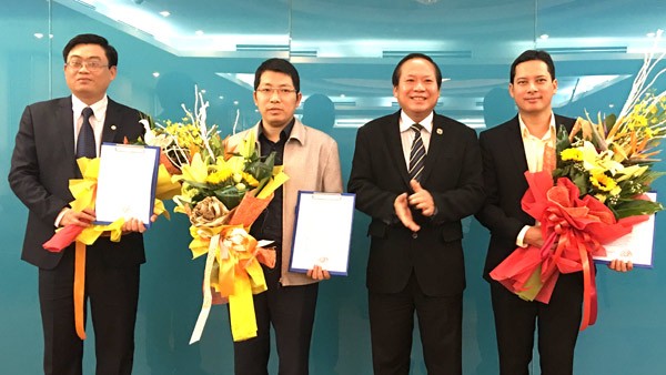 Bổ nhiệm lãnh đạo Cục Báo chí, Cục PTTH&TTĐT Thứ trưởng Trương Minh Tuấn (thứ 2 từ phải sang) trao quyết định bổ nhiệm cho ông Lê Quang Tự Do (ngoài cùng bên phải), ông Lưu Đình Phúc (thứ 2 từ trái sang) và ông Trần Chí Đạt (ngoài cùng bên trái).