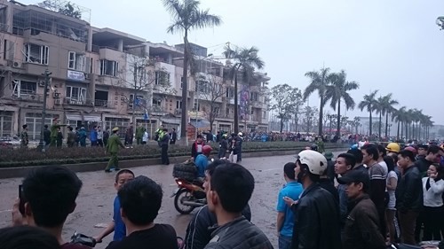 Bộ Công an thông tin về vụ nổ kinh hoàng tại Văn Phú Người dân hiếu kì tập trung theo dõi diễn biến ở hiện trường vụ nổ. Ảnh: Tuấn Nguyễn