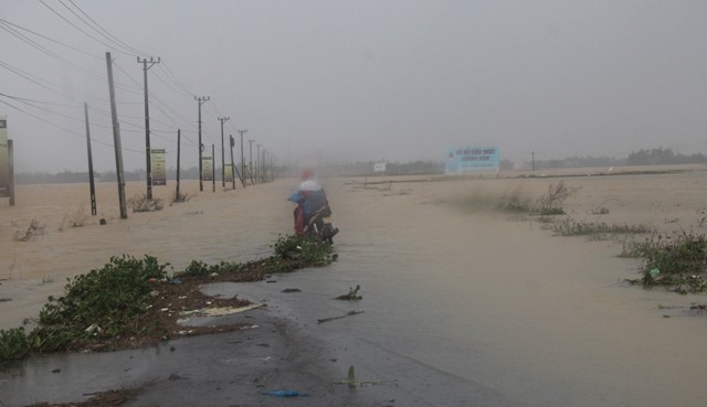 Nhặt ví rơi giúp chị, người đàn ông bị nước lũ cuốn trôi Nhiều tuyến đường ở Quảng Nam bị nước lũ chia cắt.