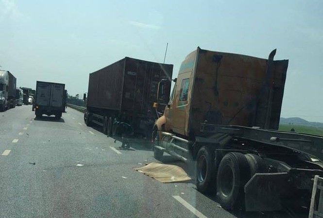 Hai người đàn ông tử vong dưới bánh xe container trên quốc lộ Hai người đàn ông tử vong dưới bánh xe container trên quốc lộ