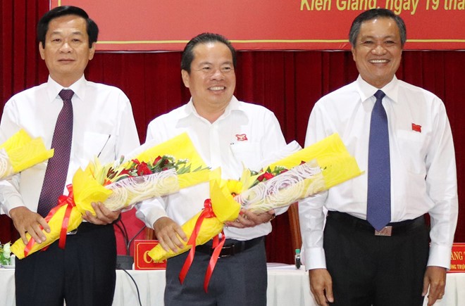 Bí thư Huyện ủy Phú Quốc được bầu kiêm chủ tịch huyện Ông Mai Văn Huỳnh (giữa) người vừa được bầu lảm Chủ tịch UBND huyện Phú Quốc.