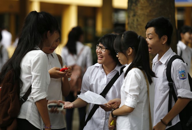 Thi lớp 10 ở Hà Nội: Khó đạt điểm cao môn Toán Thí sinh sau giờ thi môn Toán chiều nay, 23/6. Ảnh: Như Ý