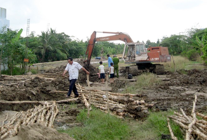 Công nhân bị gàu múc đất đè chết Hiện trường vụ tai nạn làm một công nhân chết tại chổ.