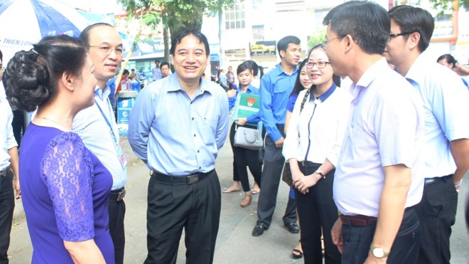 Bí thư thứ Nhất T.Ư Đoàn thăm tình nguyện viên 'Tiếp sức mùa thi' Anh Nguyễn Đắc Vinh, Bí thư thứ Nhất T.Ư Đoàn trao đổi với lãnh đạo Trường ĐH Thủy Lợi.