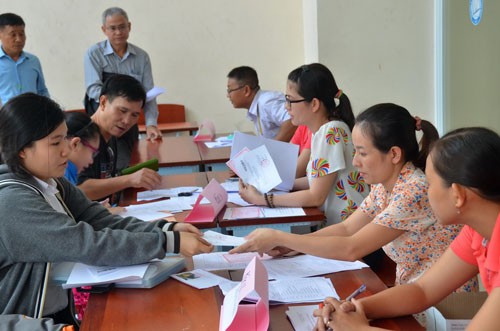Nhiều trường “bội thu” hồ sơ, điểm thi cao Thí sinh nộp hồ sơ vào Trường ĐH Y Dược TP HCM. Ảnh: TẤN THẠNH/Người lao động
