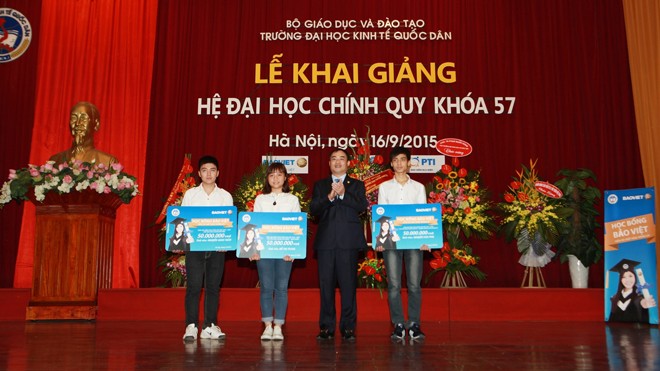 Sinh viên kinh tế nhận học bổng nửa tỷ đồng Tổng Giám đốc Tập đoàn Bảo Việt, ông Nguyễn Quang Phi trao học bổng cho các tân sinh viên xuất sắc.