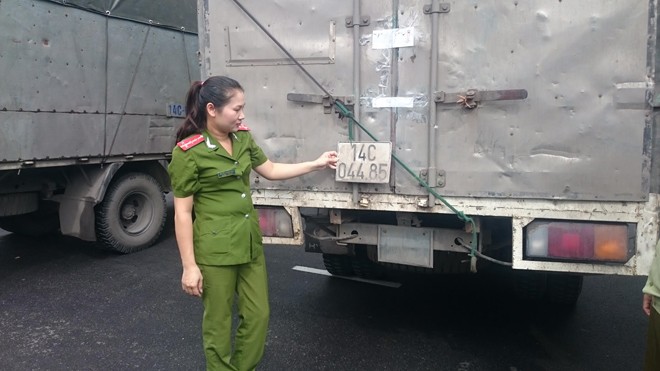 Liên tiếp bắt hàng lậu tuồn về thủ đô Ô tô sử dụng biển giả để vận chuyển hàng lậu