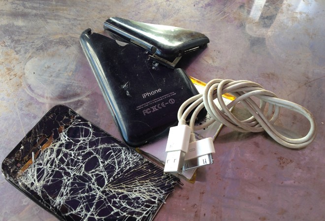Bà bầu bị điện giật tử vong khi sạc điện thoại iPhone Chiếc điện thoại Iphone 3 bị người thân đập nát trong lúc bực tức vì quá đau buồn. Ảnh: Văn Bình