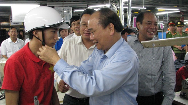 Phó Thủ tướng trao tặng 2.000 mũ bảo hiểm cho công nhân Phó Thủ tướng Nguyễn Xuân Phúc đề nghị cán bộ công nhân viên đi đầu trong việc thực hiện quy định đội mũ bảo hiểm khi đi mô tô, xe máy