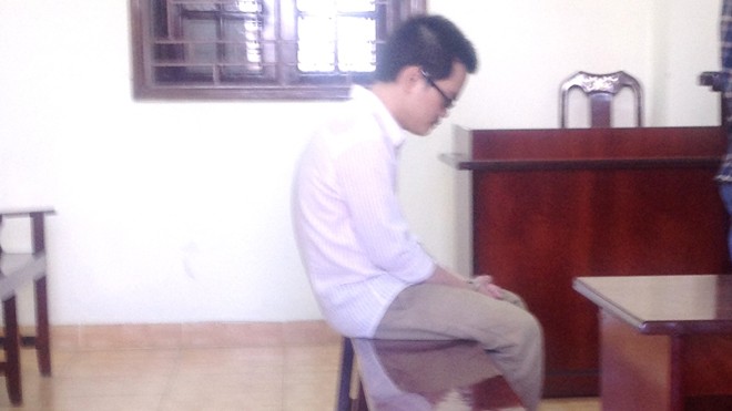 Tên cướp tiệm vàng giữa ban ngày lãnh 7 năm tù Tên cướp tiệm vàng giữa ban ngày Trần Chí Lương lãnh án 7 năm tù.