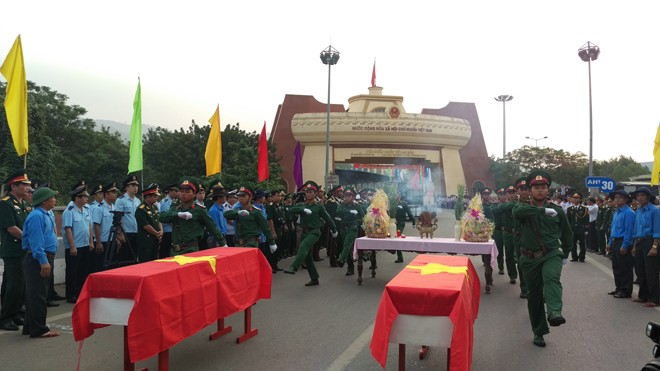 Đón 37 hài cốt liệt sĩ hy sinh tại Lào về với đất mẹ Đón nhận 37 hài cốt liệt sỹ tại Cửa khẩu Quốc tế Lao Bảo.