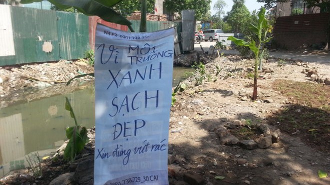 Cán bộ phường phủ nhận công người nước ngoài dọn mương thối Hình ảnh bờ mương hiện tại đã được dọn sạch