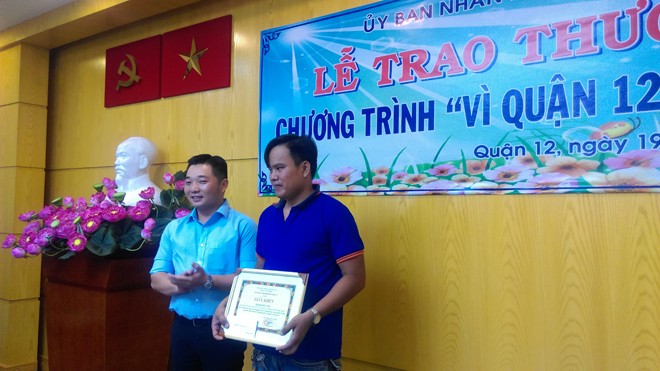 Tài xế tóm sống đôi tình nhân dùng roi điện cướp túi Tài xế Hồ Hiếu Tâm nhận bằng khen của UBND quận 12. Ảnh Việt Văn