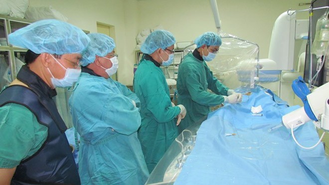 Lần đầu tiên dùng hạt nhựa khống chế khối u tiền liệt tuyến Ê kíp phẫu thuật Bệnh viện Nhân dân 115 thực hiện ca mổ đầu tiên sử dụng kỹ thuật thuyên tắc động mạch tuyến tiền liệt cho bệnh nhân. Ảnh do bệnh viện cung cấp.
