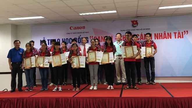 “Chắp cánh nhân tài” cho học sinh, sinh viên nghèo Bí thư T.Ư Đoàn Nguyễn Anh Tuấn cùng TGĐ Cty Canon - Sawa Shuji trao học bổng “Chắp cánh nhân tài” cho những sinh viên tài năng.