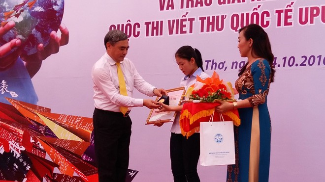 Trao giải nhất cuộc thi viết thư Quốc tế UPU lần thứ 45 Đại diện Bộ TTTT trao huy chương vàng và bằng khen cho Thu Trang