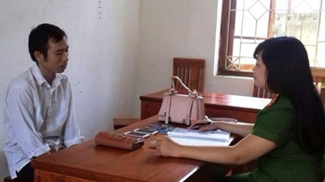 Lạng Sơn: Thầy giáo tiểu học đi cướp Đối tượng Tiến (bìa phải) khai nhận tại cơ quan Công an.
