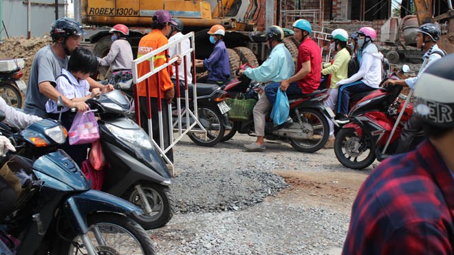 Xe tải lọt hố ga giữa lòng Sài Gòn Hố ga được lắp đất, đá, gắn biển sau sự cố.