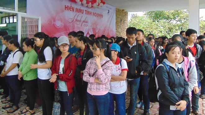 Hàng ngàn bạn trẻ Huế hiến máu tình nguyện Các bạn sinh viên đến từ sớm để đợi đăng kí hiến máu