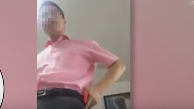 Xôn xao clip 'Hiệu trưởng chửi tục học viên' Ông H đứng lên bàn nói chuyện với học viên. Ảnh cắt từ clip.