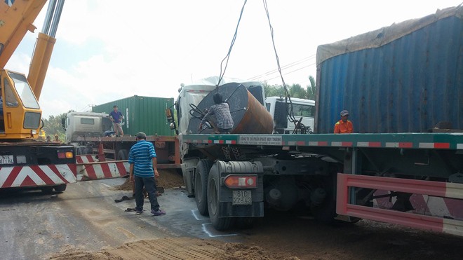 Cuộn thép hàng chục tấn đè bẹp cabin xe container, giao thông tê liệt Cuộn thép hàng chục tấn đè bẹp cabin xe container sau sự cố.
