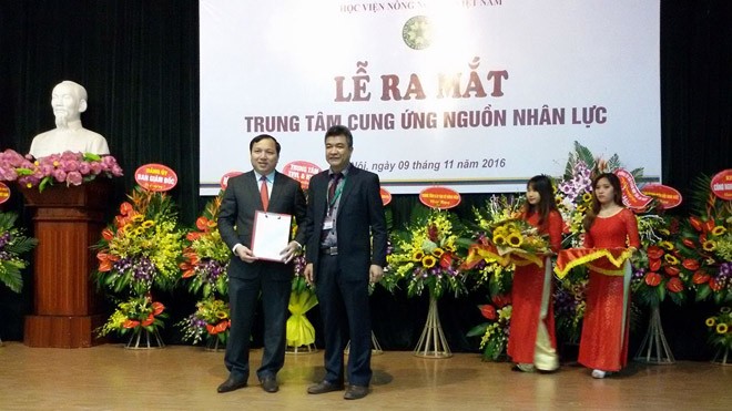Học viện Nông nghiệp VN ra mắt trung tâm cung ứng nguồn nhân lực Ông Phạm Văn Cường, Phó giám đốc Học viện trao quyết định bổ nhiệm giám đốc trung tâm cho ông Vũ Ngọc Huyên (người cầm quyết định)