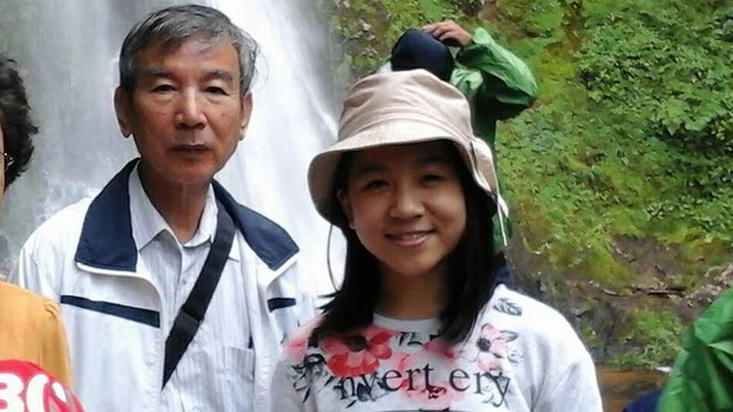 Nữ sinh lớp 8 “dậy sóng” với bài thơ “Xin đổi kiếp này” Bích Ngân chụp ảnh cùng ông ngoại. Ảnh: NVCC